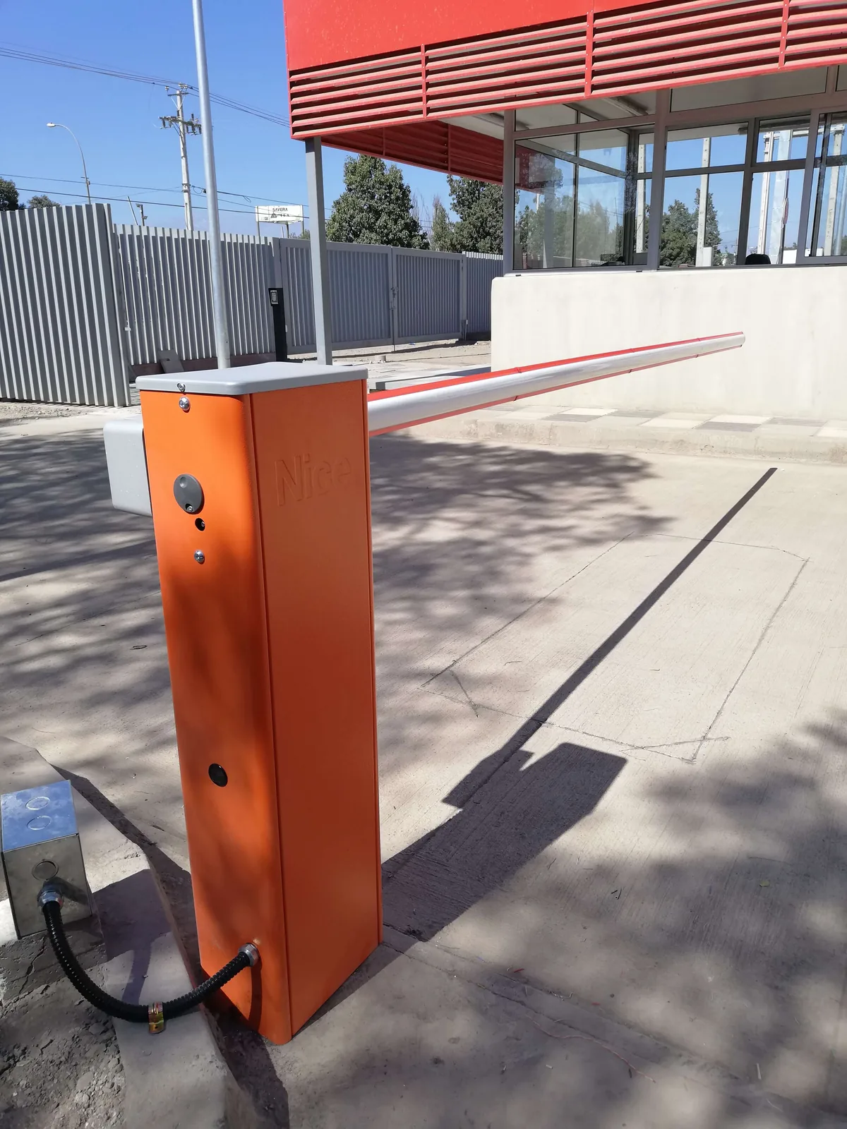 Barrera NICE instalada para control de acceso vehicular