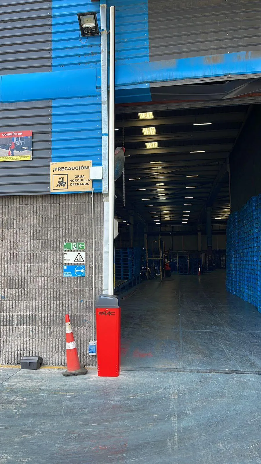 Control de acceso vehicular automatizado en bodega industrial