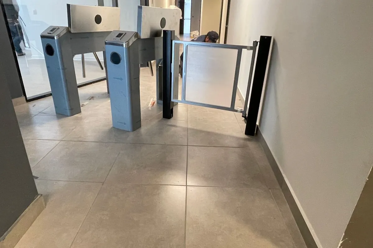 Instalación real de torniquetes peatonales y puerta de cortesía para control de acceso