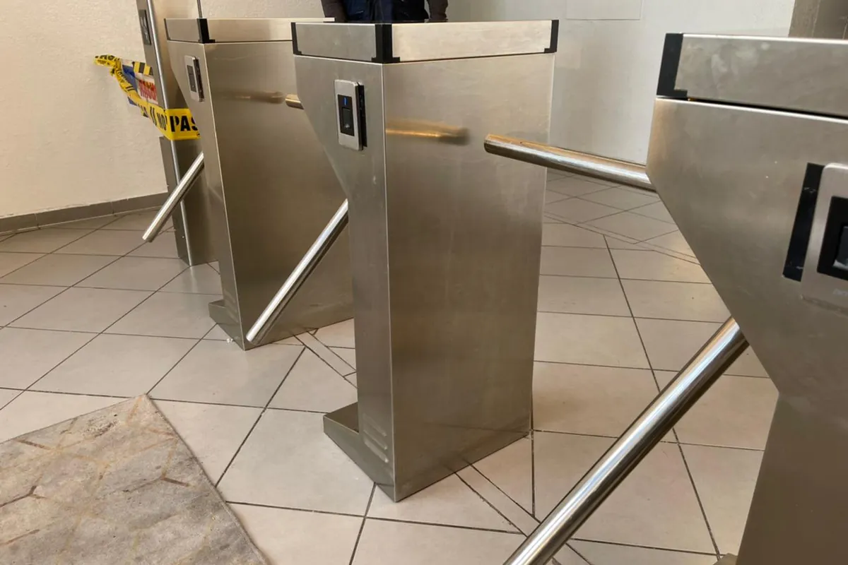 Instalación real de torniquetes trípode con lectores biométricos realizada por Security Control